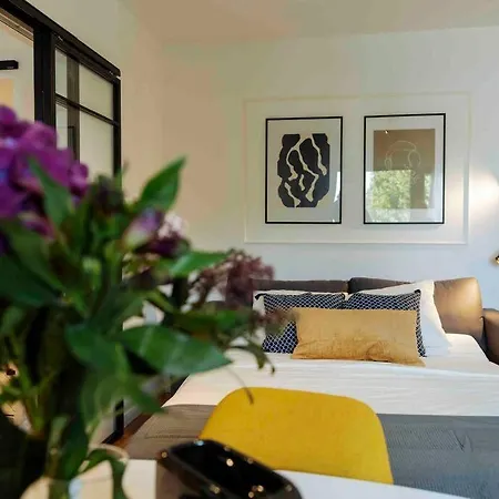 Sunny Cismigiu Gardens Flat - Charming Balcony Apartment *