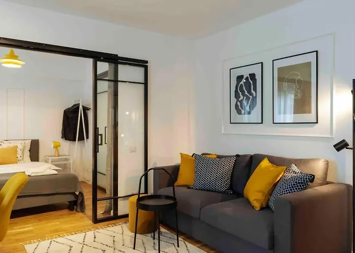 Апартаменти Sunny Cismigiu Gardens Flat - Charming Balcony Бухарест