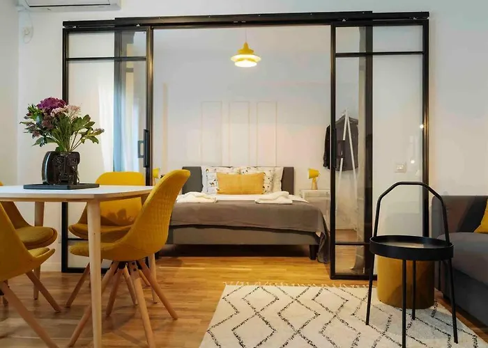 Апартаменти Sunny Cismigiu Gardens Flat - Charming Balcony *